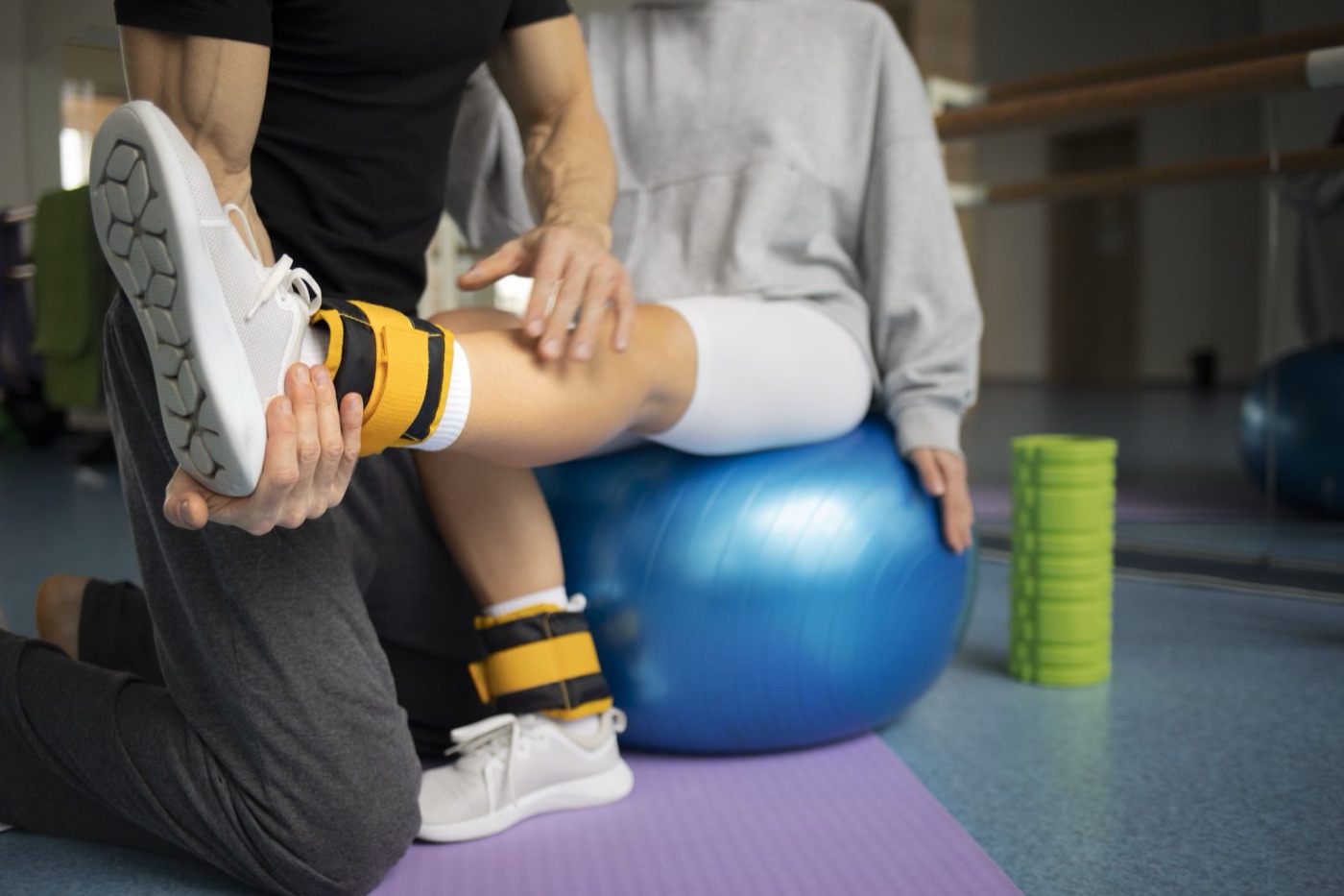 Fisioterapeuta guiando un ejercicio de rehabilitación