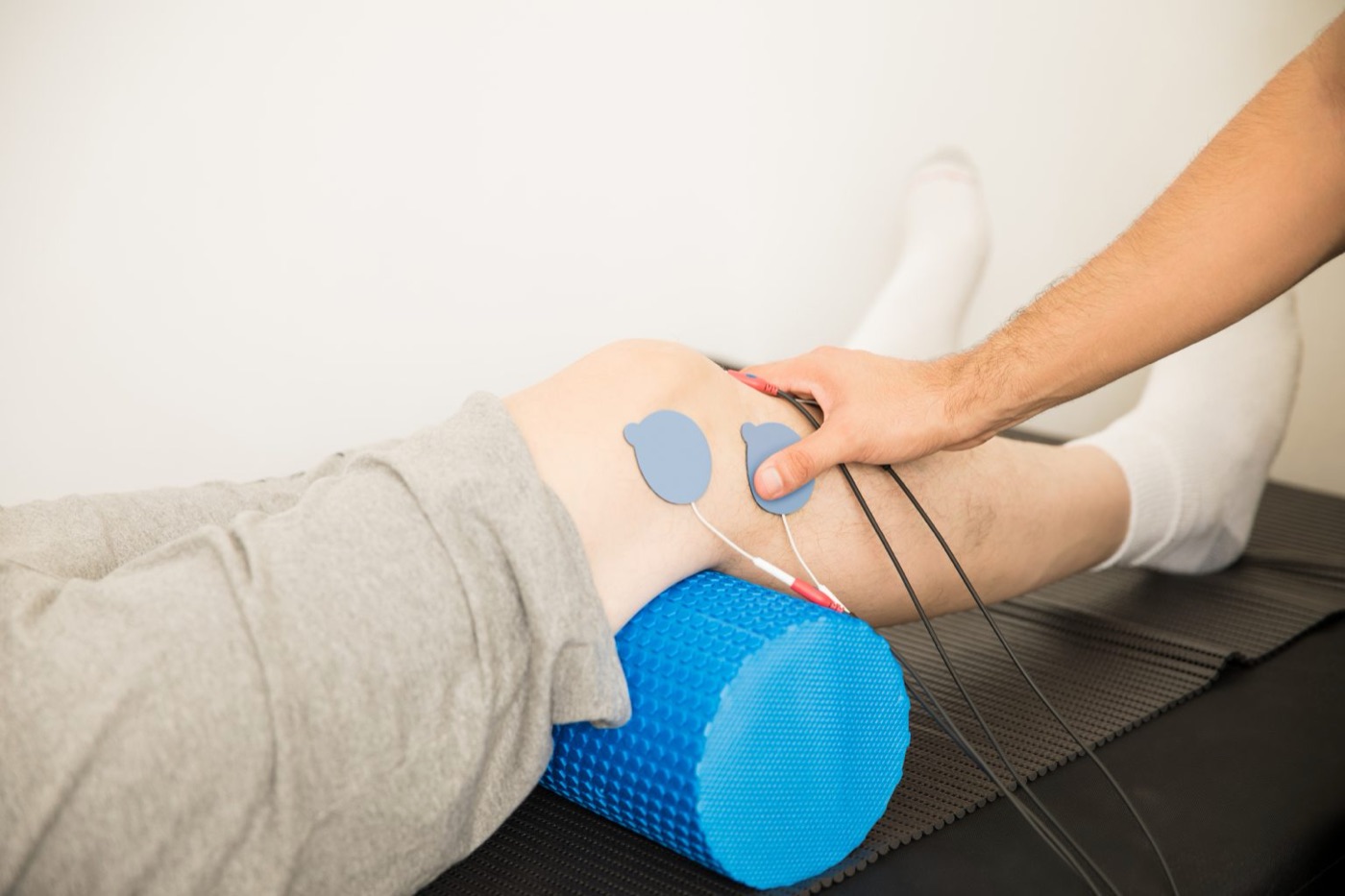 Electrodos de electroterapia sobre una rodilla